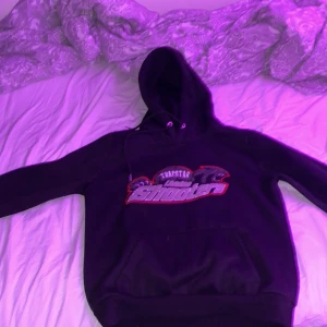 Trapstar tracksuit - Storlek M, andvänd 2 gånger, bra skick  Säljer tröjan för 1000 Byxorna för 600 Båda tillsammans 1500 Pris kan diskuteras 