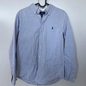 Ralph Lauren Skjorta - Ljusblå ralph lauren skjorta i mycket bra skick. Strl. S!
