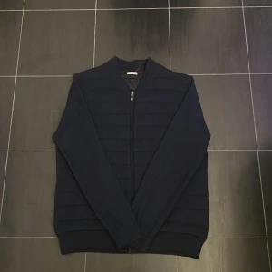 Esprit Cardigan - Riktigt skön cardigan från Esprit, perfekt inför våren, bra bevarad och inga defekter. Storlek S fast passar även M. Hör gärna av er vid funderingar! 