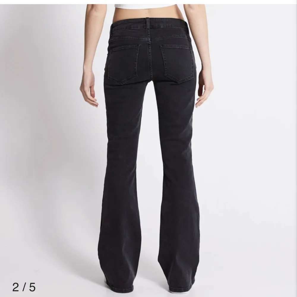 Lågmidjade svarta jeans från lager 157. Säljer på grund av att dem är för korta. Köp gärna direkt pris går att diskutera . Jeans & Byxor.