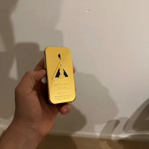 1 Million Elixir  - Säljer en mycket god parfym av Paco Rabanne 1 Million, helt ny endast testad vid 1 tillfälle. Köpt för 800 kr. Byten går samt att göra! Pris kan diskuteras vid snabb affär! 