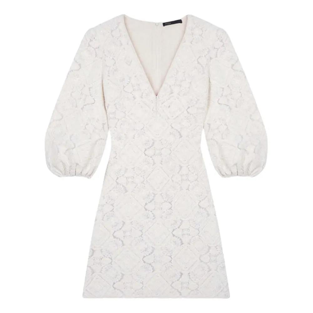 Så fin vit klänning från Maje! Modellen går inte att köpa längre utan tillhör deras ”spring 2021” sortiment. Aldrig använd utan har prislapp kvar (se bild 2).  Passar perfekt nu till sommaren och alla studenter🤩🤩. Klänningar.