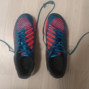 . - Säljer mina fotbollsskor (Adidas predator) för att de inte passar mig längre 8/10 lite svarta märken. Om vill kan jag städa de innan jag skickar ut de.  Pris kan diskuteras.