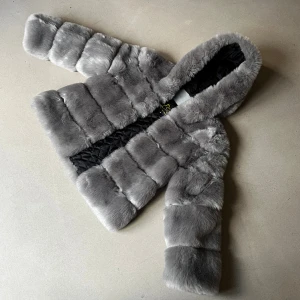 Grå pälsjacka med luva - Säljer min jättefina gråa pälsjacka då jag har för många! Använd 4 ggr så i väldigt bra skick!