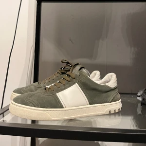 Valentino flycrew - Säljer nu ett par as feta Valentino flycrews, väldigt eftertraktade och svåra att få tag på. En riktigt fet färg (olivgrön) i storlek 42 8,5/10 i skick då 3 nitar fattas. Inget og tillkommer.