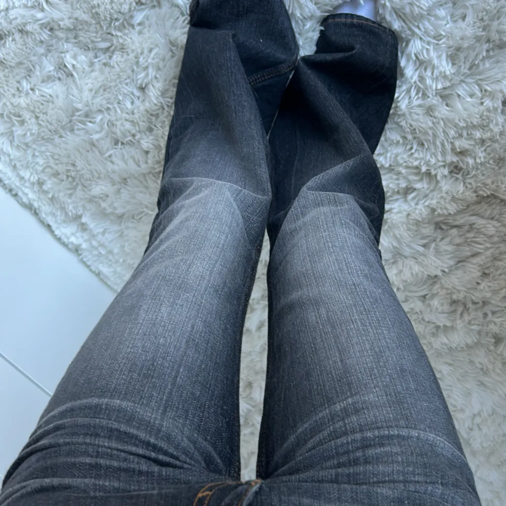 Lågmidjade flare jeans åt det bleksvarta hållet, helt nya från weekday. Supersnygga men är tyvärr för långa för mig Midjemått 36 cm raktöver Innerbenslängd ca 77/78 cm Strl 24/32 (mer som 25)Pris kan ev diskuteras vid snabb affär (nypris 590kr). Jeans & Byxor.