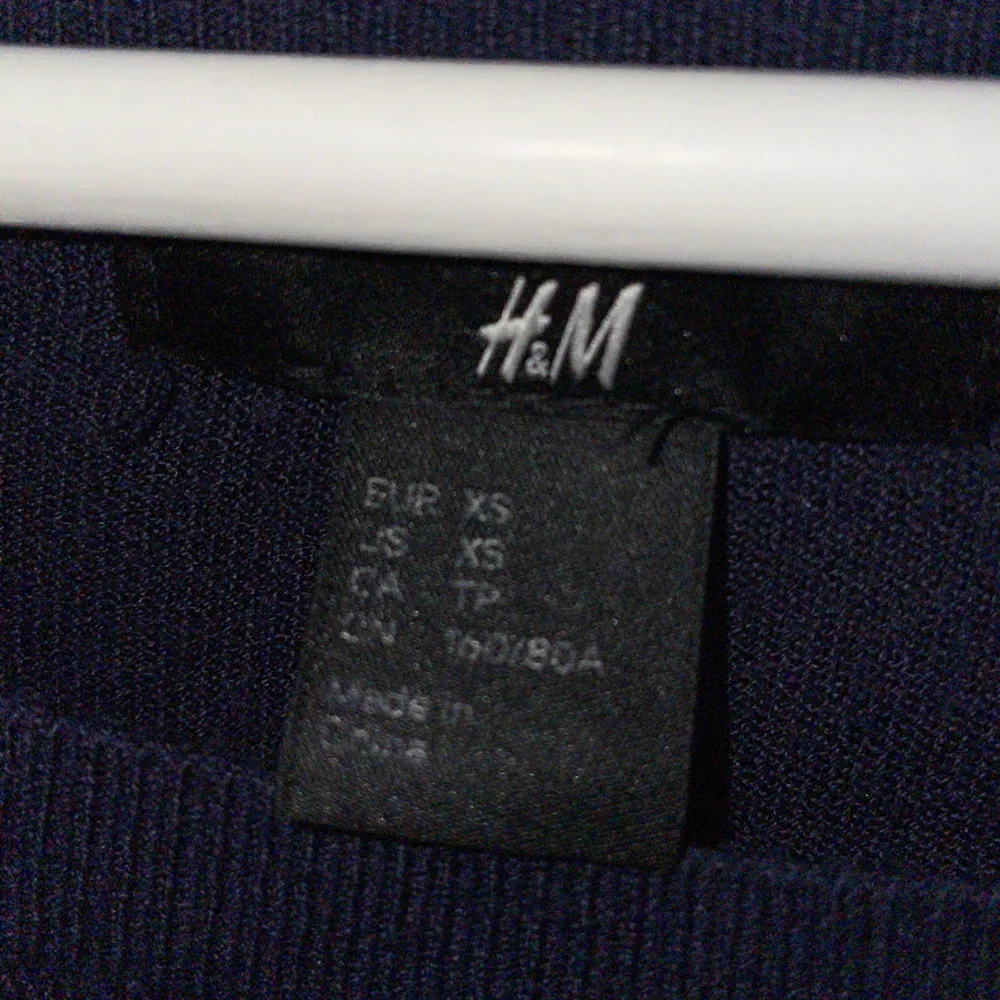 Säljer denna fina mörkblå tröja som inte kommer till användning längre!❤️. Tröjor & Koftor.