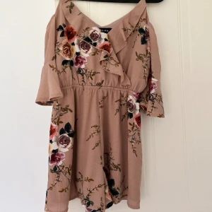 Jumpsuit - Beige jumpsuit med blommor från Parisian i storlek 36🤍 Använd 1 gång