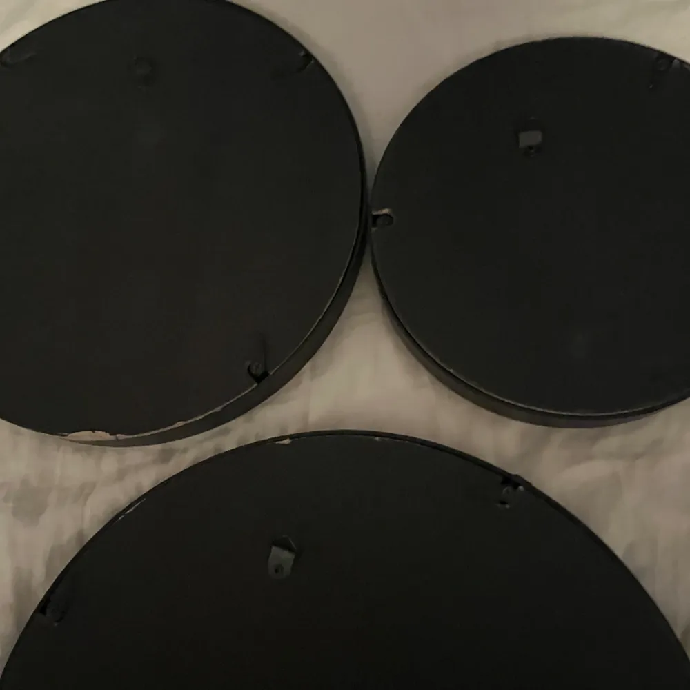 Tre stycken runda svarta speglar 💕 Säljs pågrund av att de inte kommer till användning här hemma. Säljer de inte styck utan alla tre tillsammans! Köparen står för frakten! Tryck köp nu! Skriv vid frågor 💕. Övrigt.