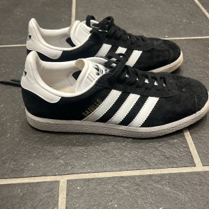 Adidas skor - Jätte fint skick då jag endast använt dom 3 gånger💕💕modellen heter gazelle