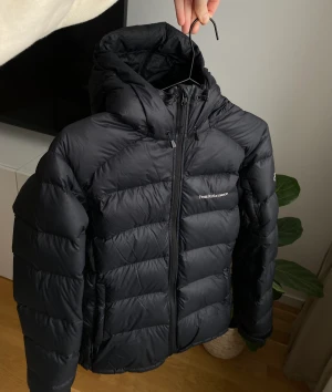 Peak Performance Frost Down - Dunjacka från Peak Performance i modellen Frost Down. Storlek M. Måttligt använd, mycket bra skick. Inga repor eller slitage. Skriv för fler bilder eller om du har någon fundering 💗