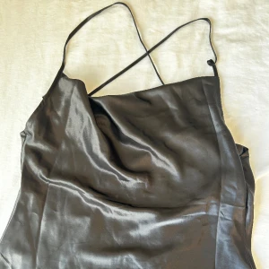 Klänning  - En kort svart klänning i ett skönt material. Klänning är ifrån HM och är aldrig använd. Skicka för mer🙌🏼