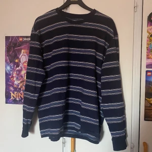 Marinblå tröja - Fin marinblå tröja som jag aldrig har använt. samfraktar jättegärna med andra saker! 