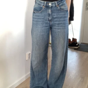 Högmidjade jeans  - Knappt använd som nya. Inga synliga lösa sömmar. Fint skick. Nytvättad. För mer info skicka gärna ett meddelande 