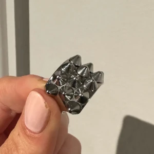 Edblad ring  - Ring med nitar 