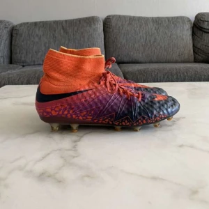 Nike hypervenom 2 elite AG - Storlek:42  Väldigt omtyckta och eftertraktade skor, väldigt bra skick på dessa. Ett litet hål i strumpan, pm så skickar jag bild. Inget märkbart alls. 