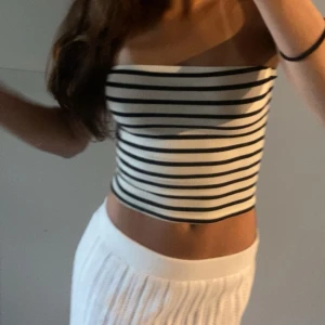 Tub topp - Randig tub topp från HM i storlek xs. Den är i stretchiga material så skulle säga att den passar XS-M beroende på byst storlek. Endast testad. Så nyskick. ❣️