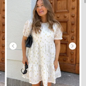 BYIC klänning  - En fin sommarklänning i luftigt material💞 Helt slut på hemsidan. Ordinarie pris 649kr jag säljer den för 300kr