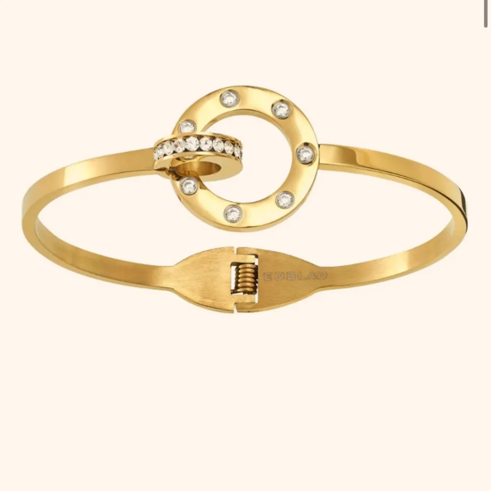 Säljer mitt armband från Edblad, nypris 499 kr. Det är modellen Ida Bangle gold. Inga defekter och i storlek S.. Accessoarer.