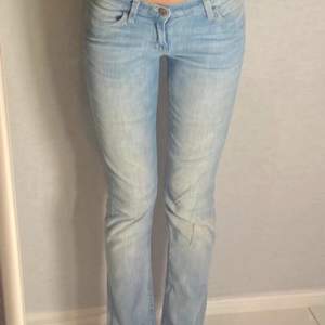 Super fina ljusblå low waist jeans från lee. Säljer pågrund av att dom är för stora på mig! 35 i midjemåttet rakt över och passar någon som är 160 och länge 