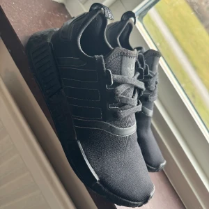 Adidas NMD R1 i core black - Artikelnummer: AD116D16F-Q11