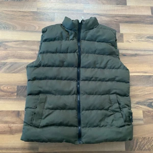 Stone Island väst - Säljer nu denna asfeta Stone island västen då den inte kommer till användning. Västen fick jag i födelsedagspresent och priset ligger runt 5, från farfetch och i 9,5/10 skick. Vid funderingar om pris eller annat skriv.🔛🔜