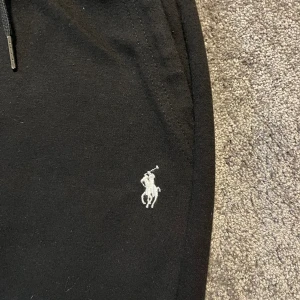 Polo Ralph Lauren Byxor - Svarta Ralph Lauren byxor som tillhör zip-up tröjan. 