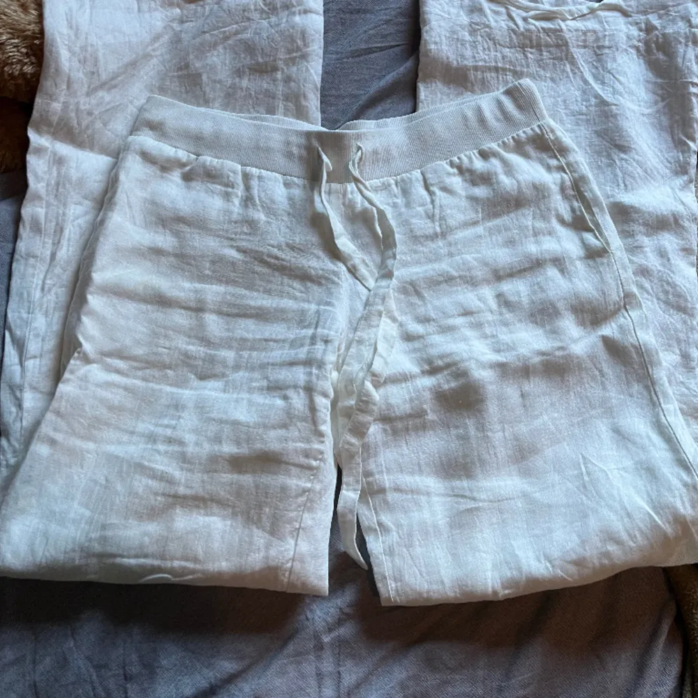Säljer mina linne byxor från alobha label. De är i fint skick utan fläckar eller annat. Orginalpris 899 på hemsidan men säljs för 699💕💕 hör av er om frågor🫶. Jeans & Byxor.