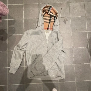 burberry zip - säljer nu min burberry zip då jag växt ur den och inte har någon användning av den, anledningen till de låga priset är att jag inte har nått kvitto på den då jag bytte den med en kompis. priset går att diskutera vid snabb affär🤝🏼