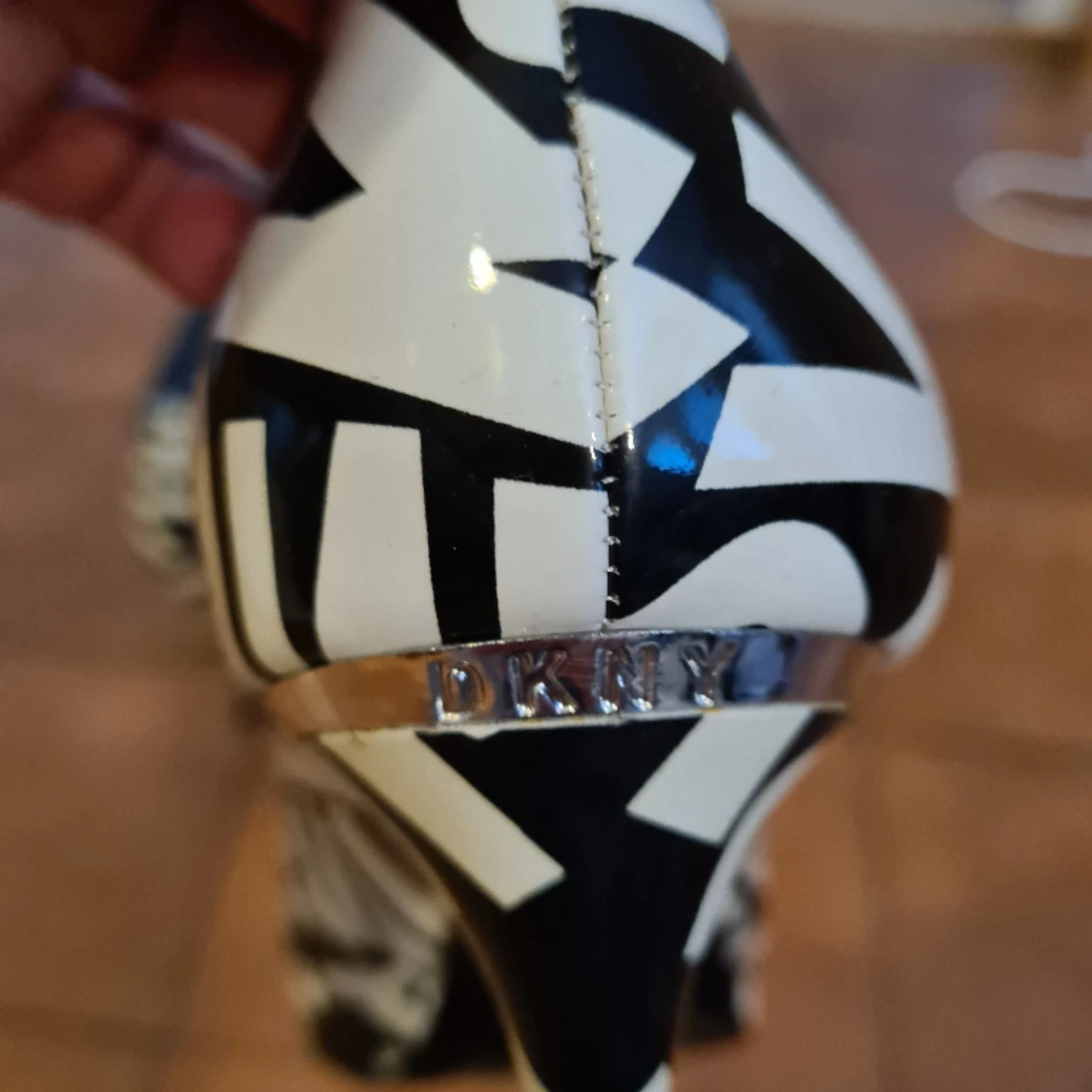 DKNY ny , oanvända skor, storlek 40 - 90