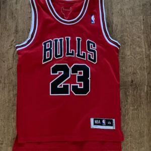 Basketlinne chicago jordan  - Nba linne med Michael Jordan 23 Legendarisk. Storlek xs men passar medium också. Jag är 180cm lång och den sitter som en normal tshirt på mig. 