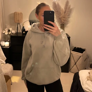 Bikbok hoodie  - Säljer min görna hoodie från bikbok. Fint skick! Sista bilden visar färgen på hoodien tydligare 😍 så snygg. Pris går att diskutera!!!