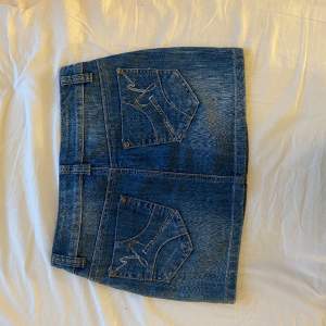 säljer denna jätte fina jeans kjol  köpt second hand  skriv vid frågor 💕