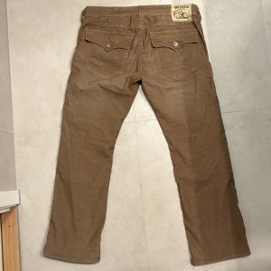 True Religion jeans - Unika vintage true religion jeans som är väldigt baggy och bekväma💯 Längd: 105cm  Midja: 50 cm Leg opening: 23 cm. Pris går att diskutera