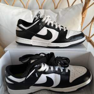 Nike by you. Special beställda från nikes hemsida - egendesignade, lite dyrare men man får mycket bättre kvalite än dom vanliga nike dunks low panda. Mycket bättre läder osv. Broderat purre3 i hälen i svart, svårt att se. Använda ute 1 gång.