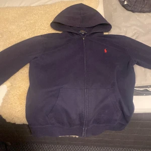 Polo Ralph Lauren kofta - Storlek XL för barn, jag är 16 o den passar mig knappt fast är lite kort vid midjan men om man är under 175 passar den nog 