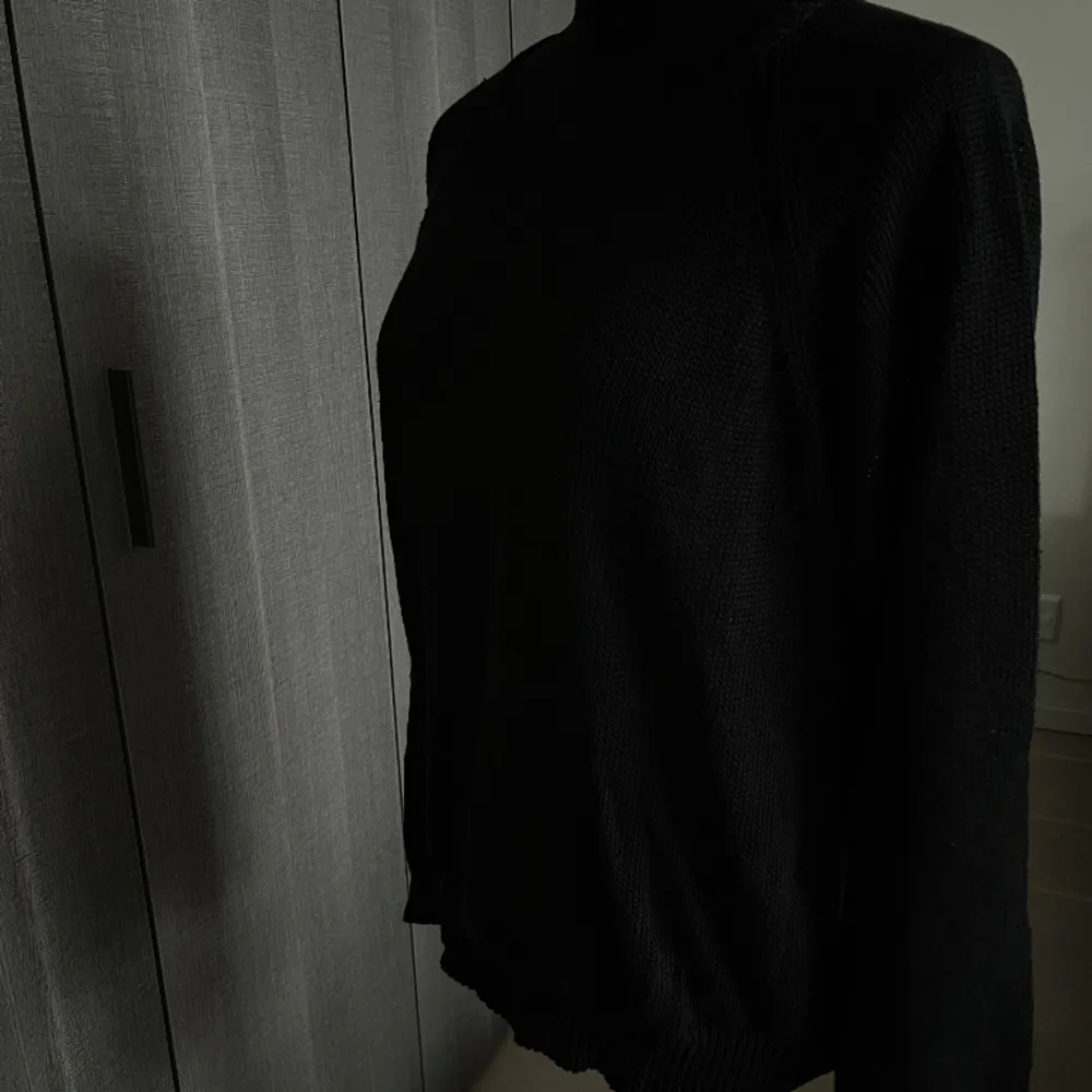 Jag säljer nu min svarta Filippa K tröja i svart för 700kr i strl 36. Toppen är i en blandning av linne och bomull. Plagget är använd ett fåtal ggr. Stickat.