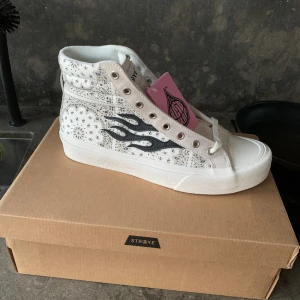 Straye logan skor nya! - Säljer ett par skor ifrån Straye logan i storlek 44 (28,5 i cm). Dessa är helt nya och slutsålda på hemsidan 