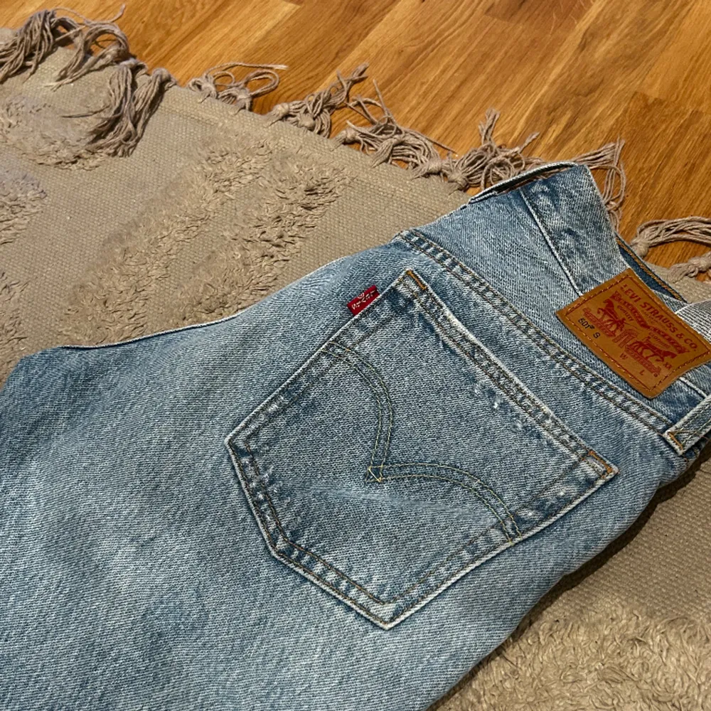 Säljer mina super fina Levis jeans, använda en gång så är i princip som nya ☺️. Jeans & Byxor.