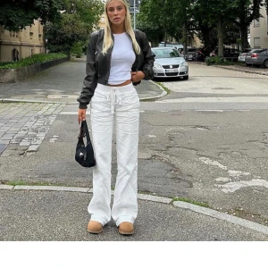 Alohba linnebyxor  - Alohba linnebyxor, strl M💕 uppsydda oxh passar mig som är ca 167!💖