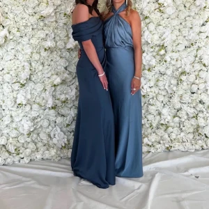 Balklänning - Säljer denna fina balklänning som endast är använd vit ett tillfälle! Nypris ligger på 1600 kr men jag säljer den för 450 kr då den har en liten liten fläck på sig som säckert går bort i tvätten! Hör av er för fler bilder❤️