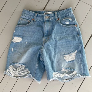 Pull & bear, jeansshorts med hål - Jeansshorts med hål. Ganska långa i längd, highwaisted. Oanvända, perfekt skick