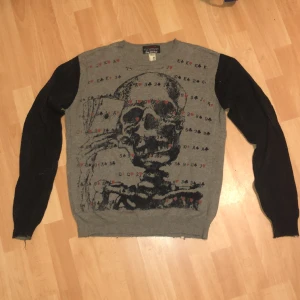 distressed raoer tröja - fet sweater knappt använd, sitter som S  köparen står för frakt😁