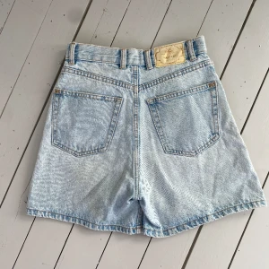 Ljusblåa jeans shorts - Ljusblåa highwaisted medium långa jeans shorts. Använda, bra skick 