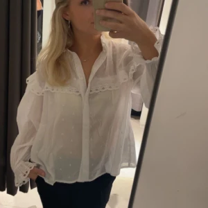 Blus  - Söt blus som bara kommit till användning enstaka gånger då jag har liknande💕säljer endast för bra bud, köpt på mango💕 Storlek xs-s