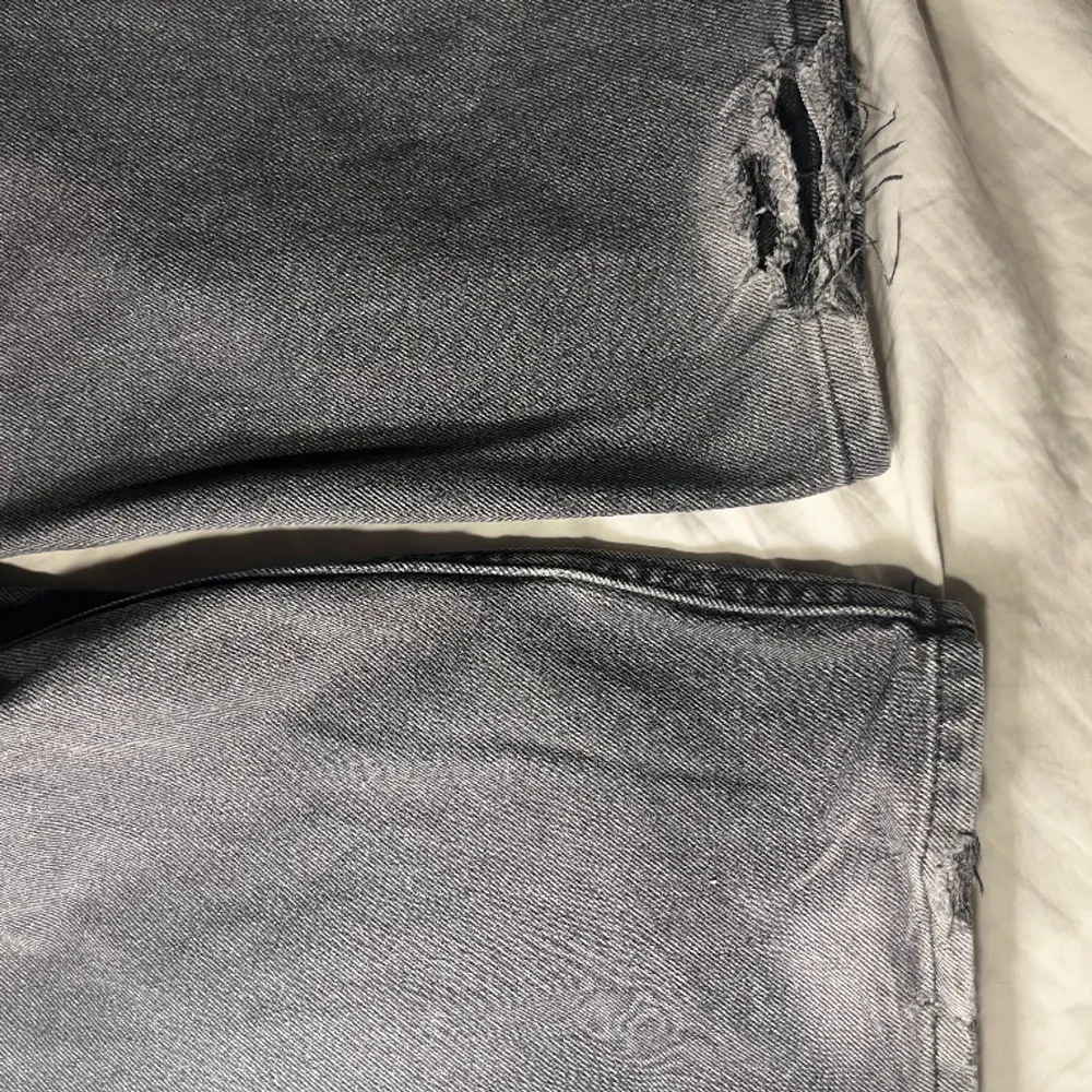Fina svarta jeans från Hm i storlek 34 💕 Säljer eftersom dom inte kommer till användning längre. Köparen står för frakten. Tryck köp nu. Skriv om du skulle ha några frågor 💕. Jeans & Byxor.