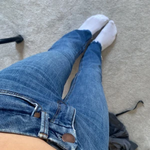 Bootcut jeans - Säljer dessa superfina bootcut jeansen från zara, dom är använda men ändå i bra skick! De är lite små på mig så därför säljer jag!💕💕