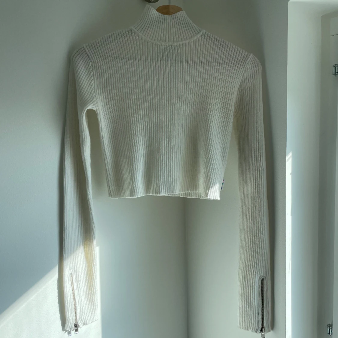 Långärmad crop top från Unif