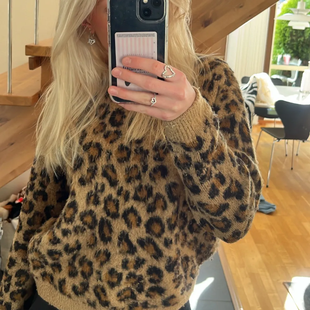 leopard mönstrad stickad tröja i storlek 152 men passar mig som är 165 lång💓på ärmarna har den blivit lite nopprig (se bild 2) men är i övrigt fint skick 💓 tryck gärna på köp nu 💓250kr+frakt. Stickat.