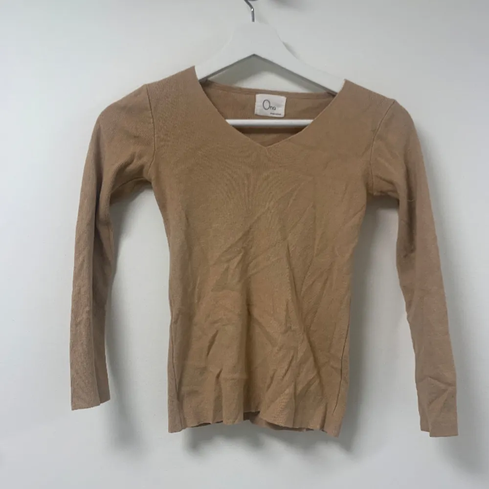 söt beige croptop köpt i korea, storleken är freesize men skulle säga att det är en small!. Blusar.